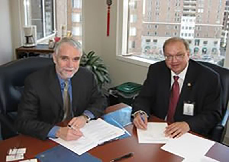 NSF Assistant Director Tim Killeen and AAPG Executive Director Rick Fritz sign new agreement. Photo courtesy of NSF