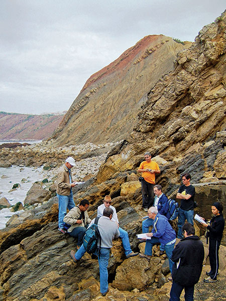 Geoscientists studying coastal and deltaic Oxfordian marls and sandy clays, 80 kilometers north of Lisbon. These prograding siliciclastics underline the intense subsidence and infill related to the Late Jurassic rifting at the Lusitanian Basin, coeval with the conjugated Jeanne D’Arc Basin.