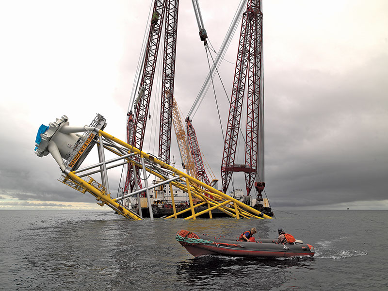 Talisman Energy and partner Scottish and Southern Energy pioneered new technologies – specialized cranes and vertical slings –
for the onshore assembly of the world’s largest offshore wind turbines and blades.