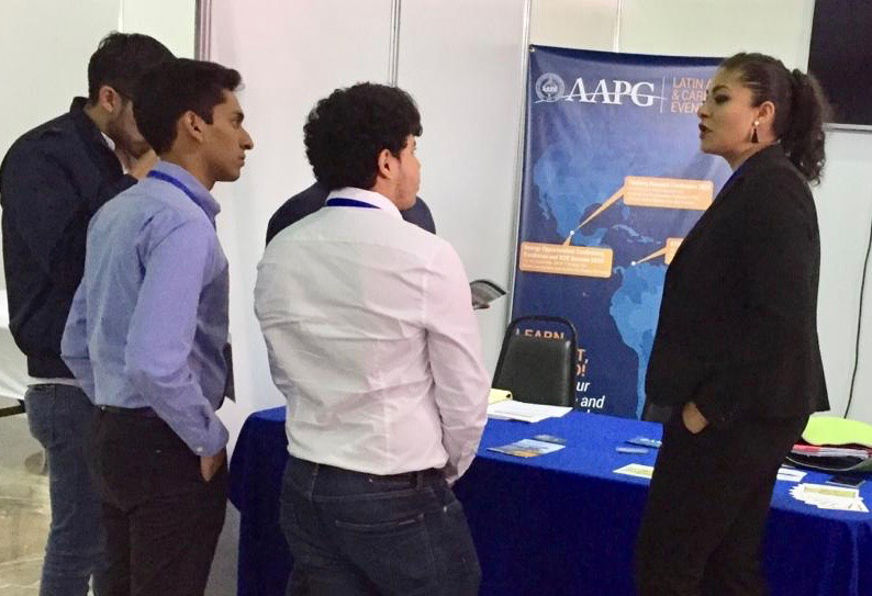 AAPG Mexico Delegate Silvia Santos recruiting volunteers at the AMGP Conference in Villahermosa
