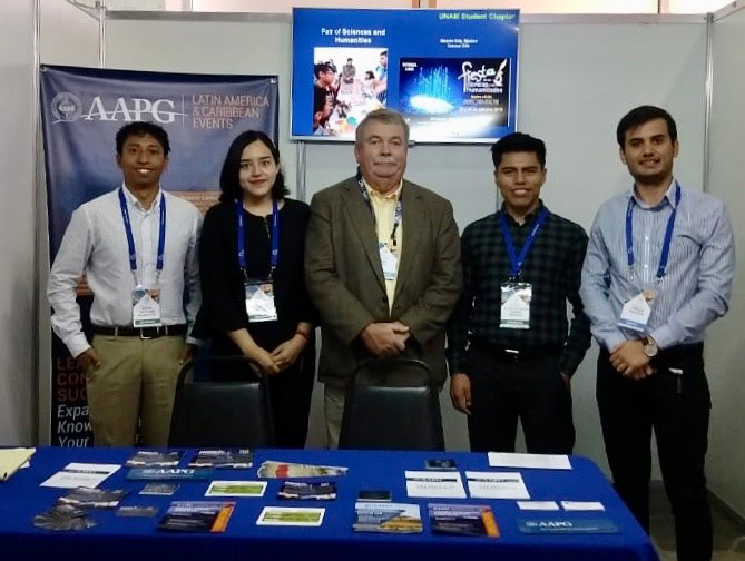 AAPG President Mike Party and AAPG stand volunteers at the AMGP conference in Villahermosa